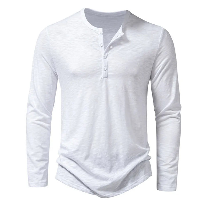 Wit Henley-shirt met lange mouwen en witte knopen, recht van voren gefotografeerd. 9