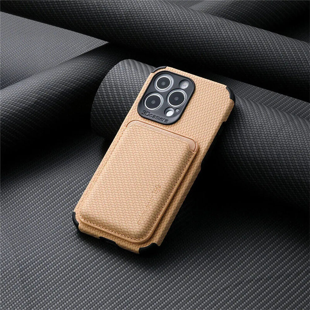 Beige hoesje met kaarthouder op de achterkant, rustend op donkere geweven stof 6