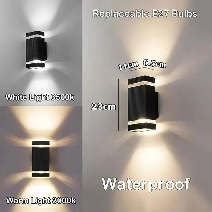 Kleinere zwarte rechthoekige wandlamp met twee lichtstrepen, met afmetingen en een vergelijking tussen wit en warm licht. 7