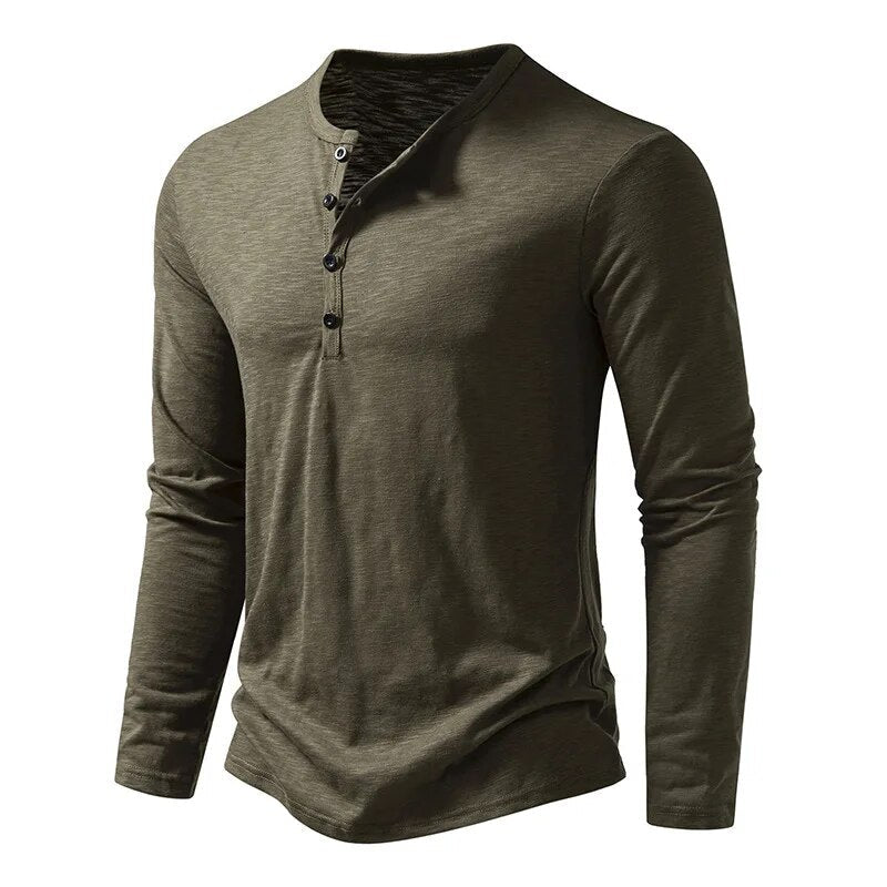 Olijfgroen Henley-shirt met lange mouwen, schuin van voren gezien, met zwarte knopen aan de hals. 5