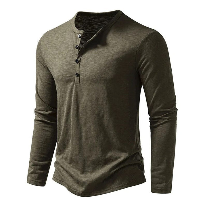 Olijfgroen Henley-shirt met lange mouwen, schuin van voren gezien, met zwarte knopen aan de hals. 5
