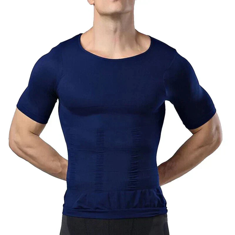 Man met handen op de heupen draagt het donkerblauwe shirt, dat strak om borst en middel zit. 7