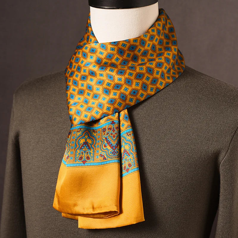 Gele zijden sjaal met blauwe ruitmotieven en sierrand met paisleydetails, om een paspop met donkergroene trui geslagen. 5
