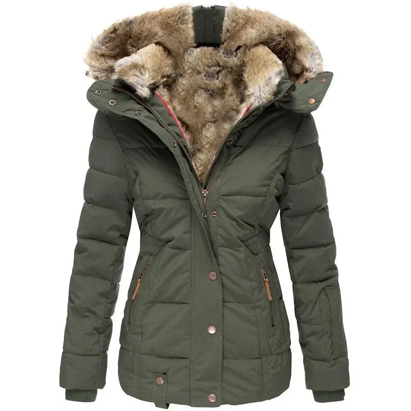 Legergroene gewatteerde winterparka met hoge kraag, drukknopen, ritssluiting en capuchon met bruine imitatiebontvoering, vooraanzicht op witte achtergrond. 1