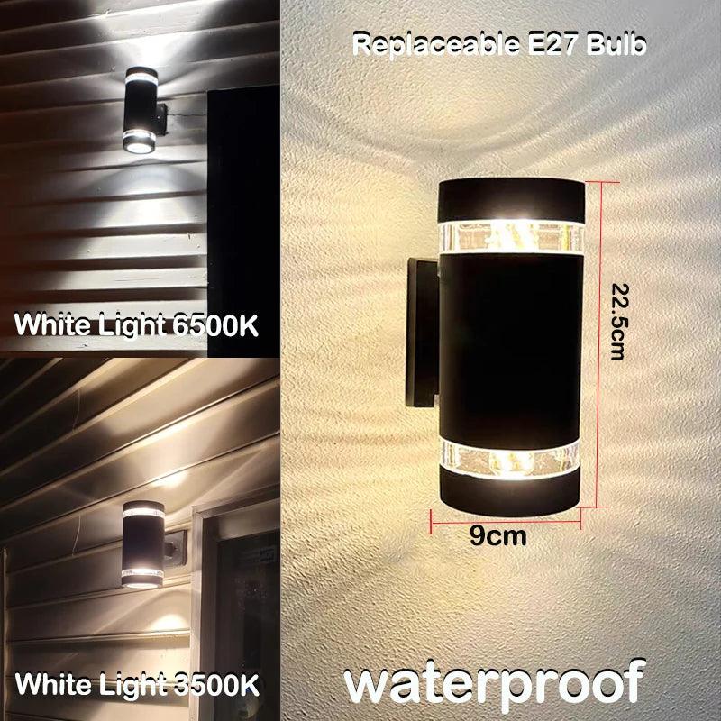 Kortere zwarte ronde cilinderwandlamp met twee heldere ringen, met maten en een vergelijking tussen koel wit en warm licht. 10