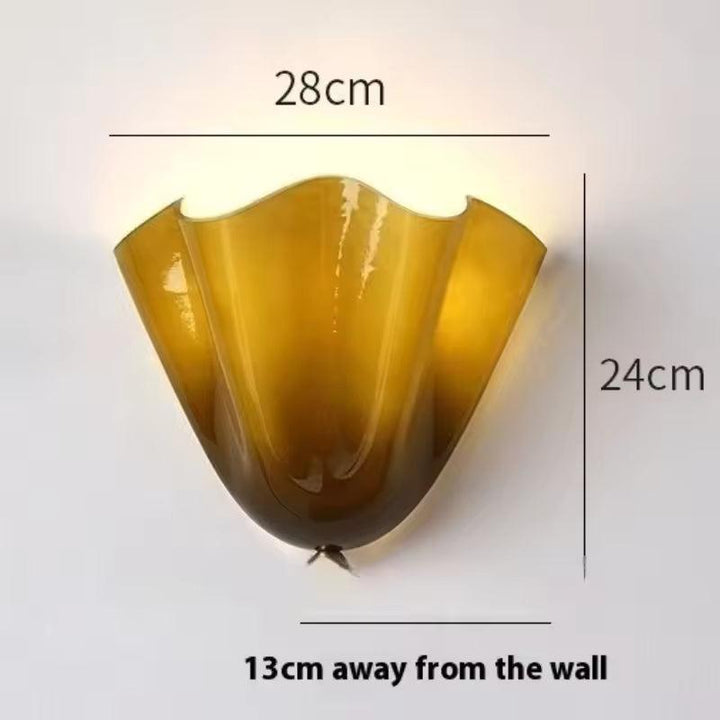 Amberkleurige glazen wandlamp met maatvoering: 28 centimeter breed, 24 centimeter hoog en 13 centimeter uit de muur. 14