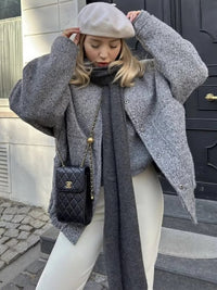Oversized wełniany płaszcz z okrągłym kołnierzem i guzikami - Selena
