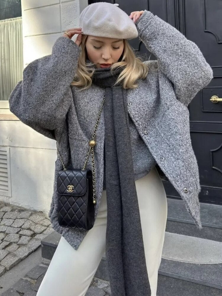 Oversized wełniany płaszcz z okrągłym kołnierzem i guzikami - Selena