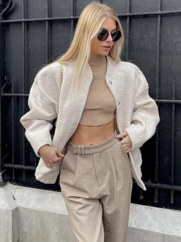 Oversized wełniany płaszcz z okrągłym kołnierzem i guzikami - Selena
