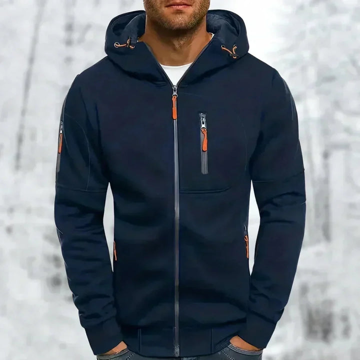 Donkerblauwe hoodie met oranje ritstrekkers, voorkant gedragen door een model, met ribboorden aan de mouwen en onderrand. 5