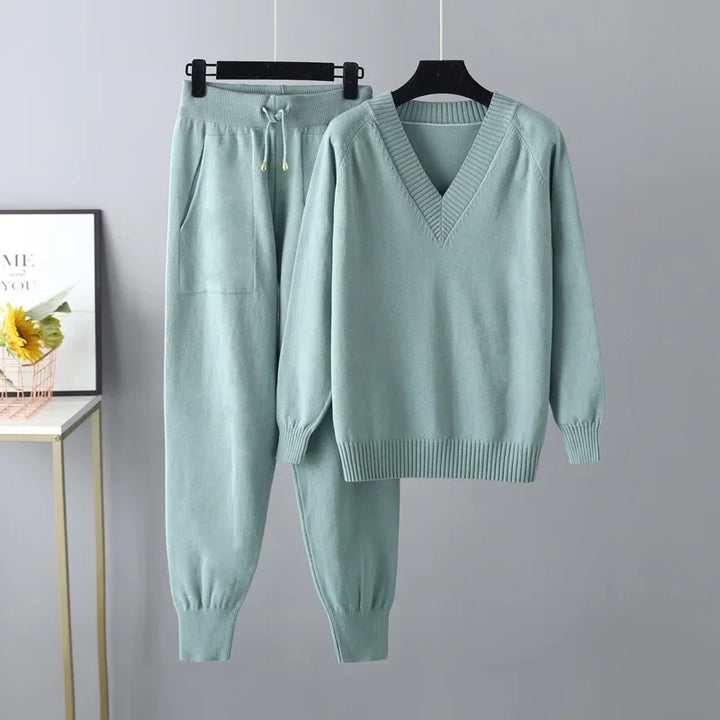 Tweedelige Gebreide Dames Set met V-hals Trui & Broek – Noelia
