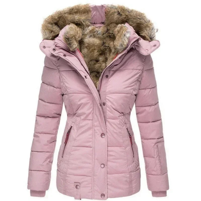 Roze gewatteerde winterparka met capuchon met imitatiebontvoering, drukknopen, ritssluiting en tailleversiering, vooraanzicht. 6
