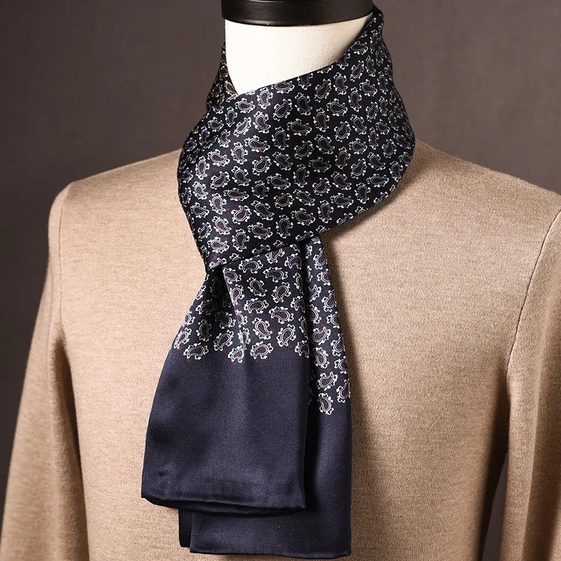 Donkerblauwe zijden sjaal met klein wit paisleymotief en effen blauwe uiteinden, om een paspop met beige trui gedrapeerd. 26