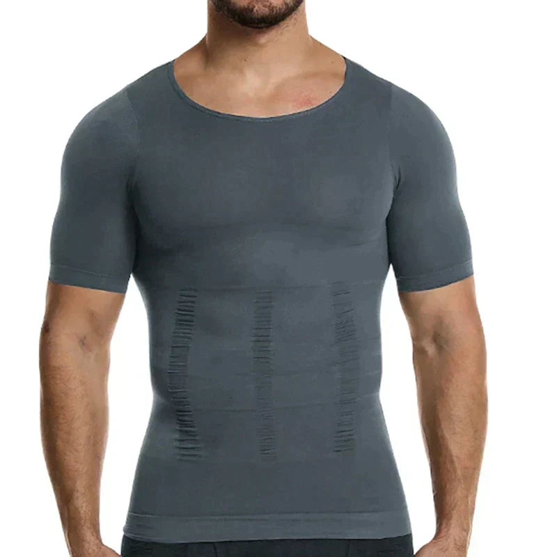 Man draagt het grijze shirt in vooraanzicht, met geplooide compressiebanden over de buik en een strakke pasvorm. 6