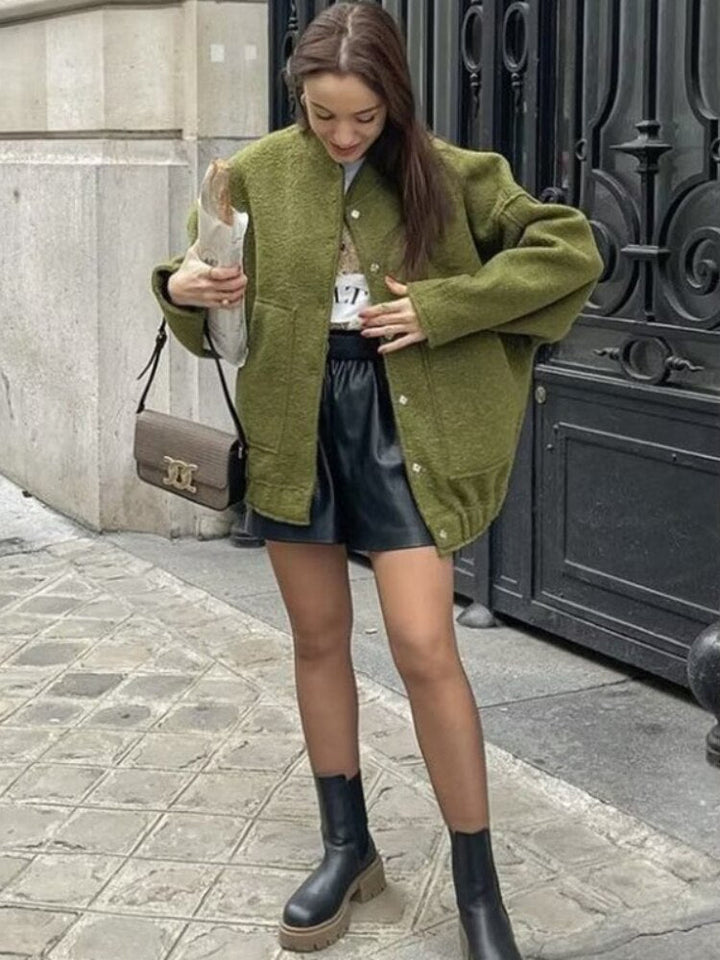 Oversized wełniany płaszcz z okrągłym kołnierzem i guzikami - Selena