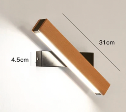 Langere houten wandlamp met zwarte bevestiging, schuin gedraaid en brandend, met maataanduidingen voor lengte en hoogte. 5