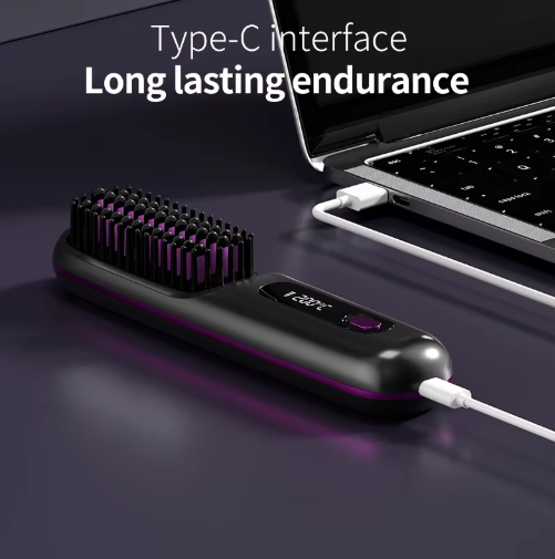 Zwarte stylingborstel die via een USB-C-kabel is aangesloten op een laptop om op te laden. 6