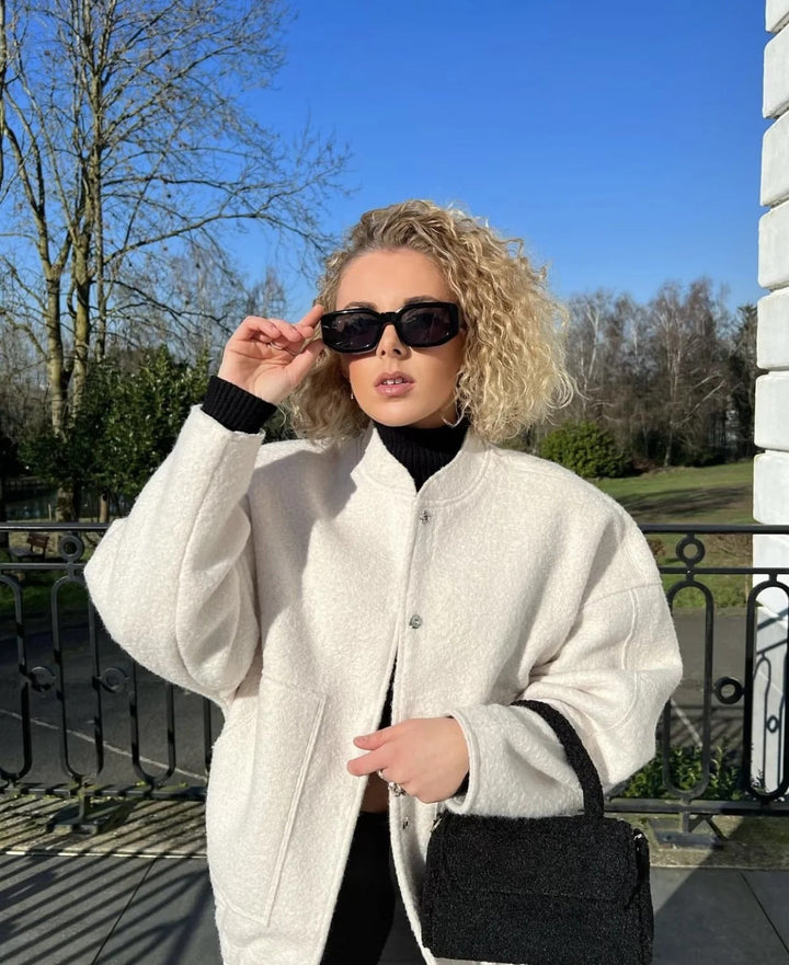 Oversized wełniany płaszcz z okrągłym kołnierzem i guzikami - Selena