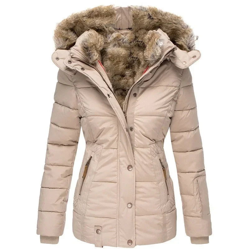 Beige gewatteerde winterparka met imitatiebontvoering in de capuchon, geribde manchetten en twee ritszakken, vooraanzicht. 9