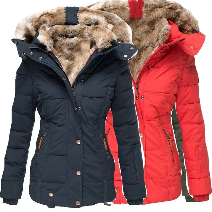 Twee gewatteerde parka's naast elkaar, een donkerblauwe en een rode, beide met capuchon met imitatiebont en drukknopen. 2