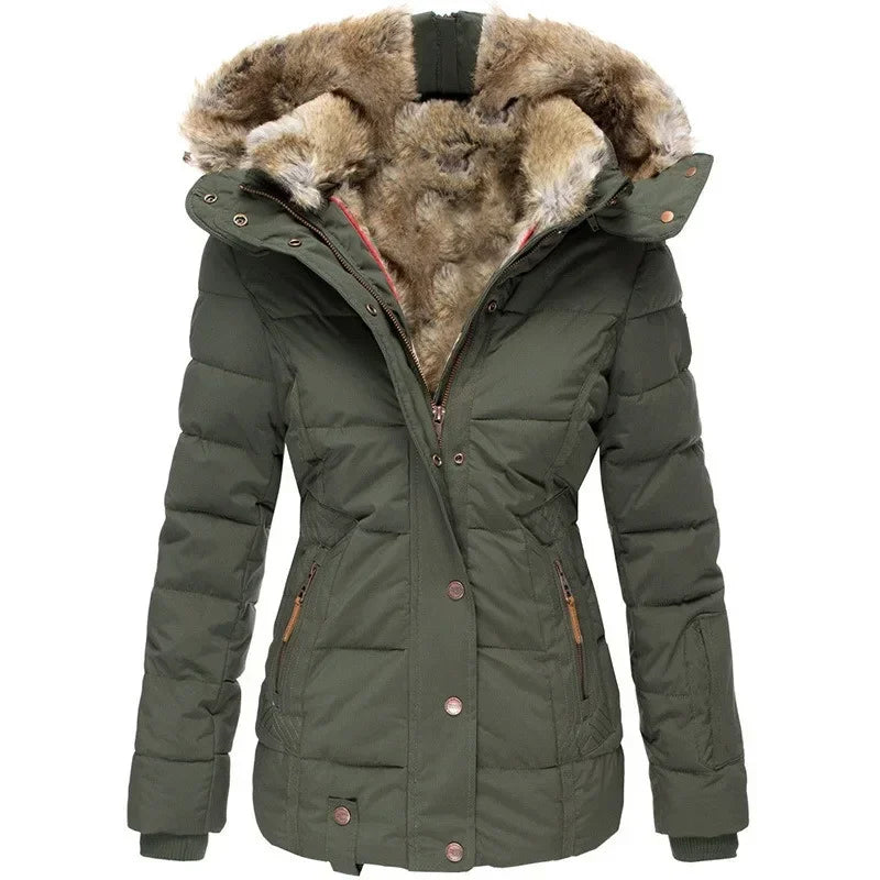 Legergroene gewatteerde parka met warme imitatiebontvoering, ritssluiting met drukknopen en bruine treklipjes aan de zakken, vooraanzicht. 12