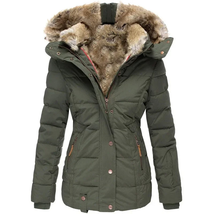 Legergroene gewatteerde parka met warme imitatiebontvoering, ritssluiting met drukknopen en bruine treklipjes aan de zakken, vooraanzicht. 12