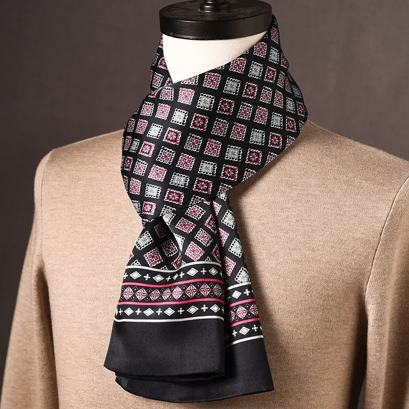 Zwarte zijden sjaal met roze en witte ruitmotieven en sierrand met geometrisch patroon, op een paspop met beige trui. 15