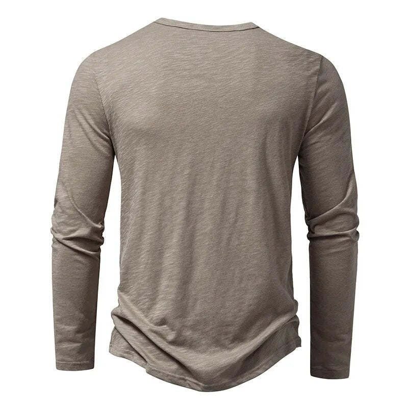 Achterkant van het taupe Henley-shirt met lange mouwen, met een effen rug en ronde halslijn. 3