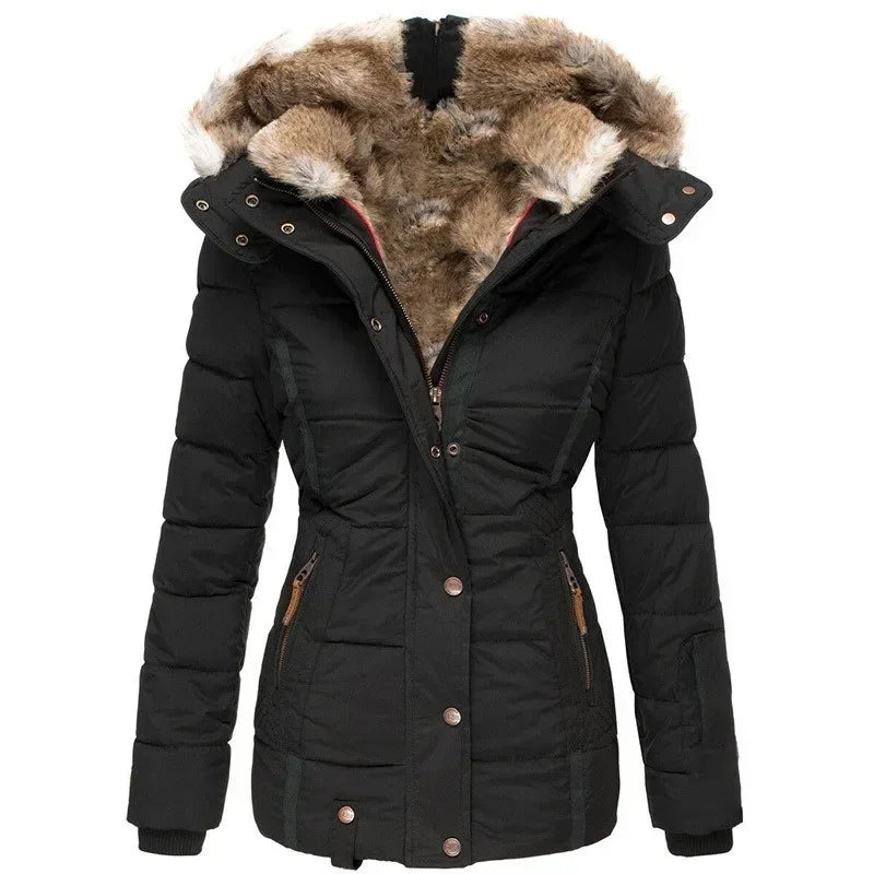 Zwarte gewatteerde parka met bruin-wit imitatiebont in capuchon en kraag, koperkleurige drukknopen en ritszakken, vooraanzicht. 11