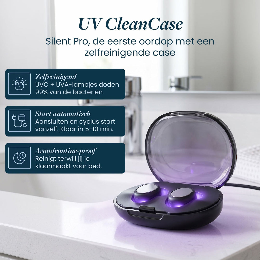 Hoesje met paarse uv-verlichting staat op een badkamerblad met de twee oordoppen erin, naast uitleg over het zelfreinigende hoesje. 4