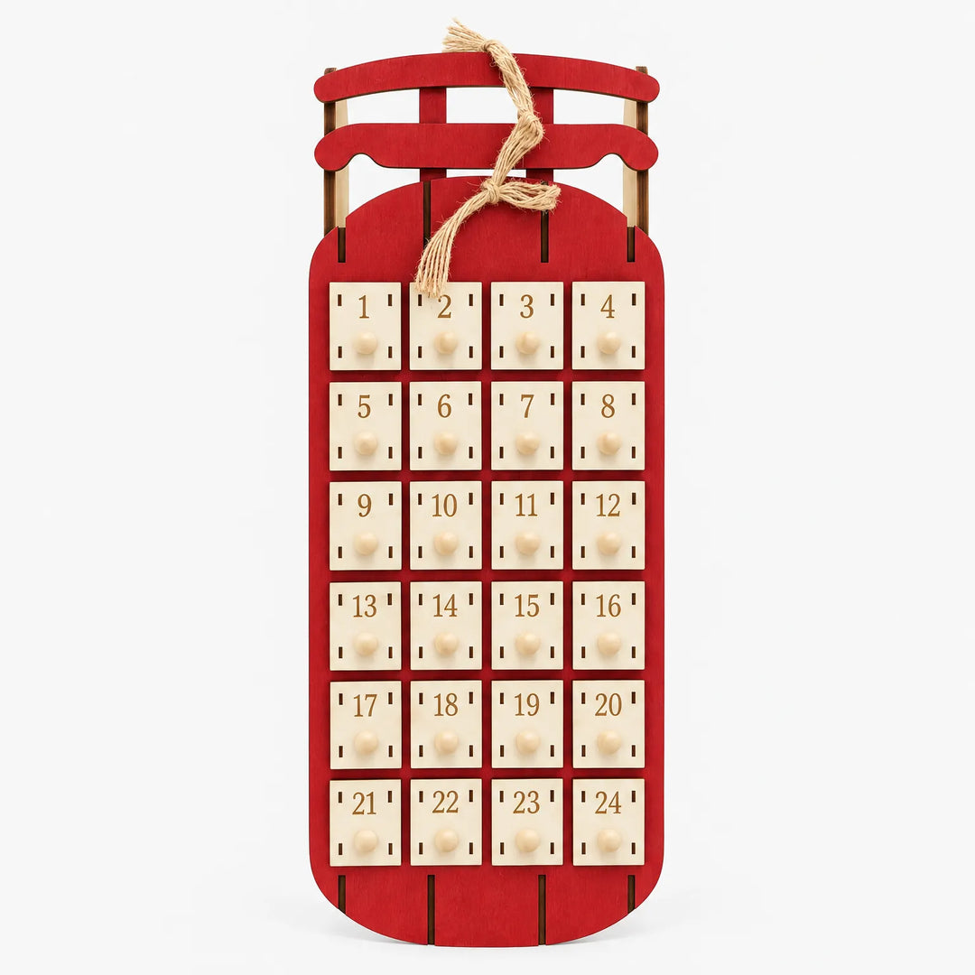 Rode houten sleekalender met 24 genummerde vakjes met knopjes en jutetouw, recht van voren op een witte achtergrond. 2