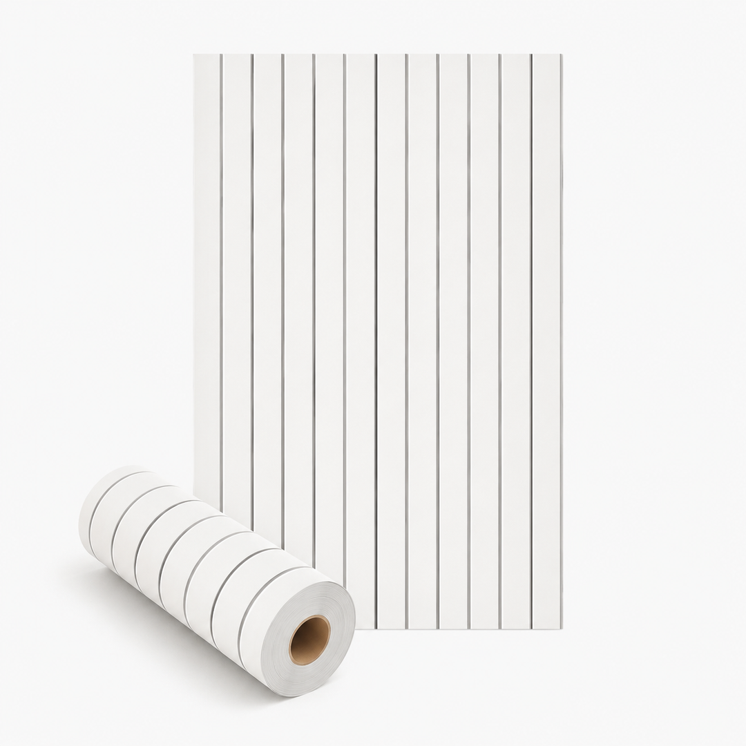Uitgerolde baan en opgerolde rol van witte lattenpanelen met lichtgrijze voegen op witte achtergrond 18