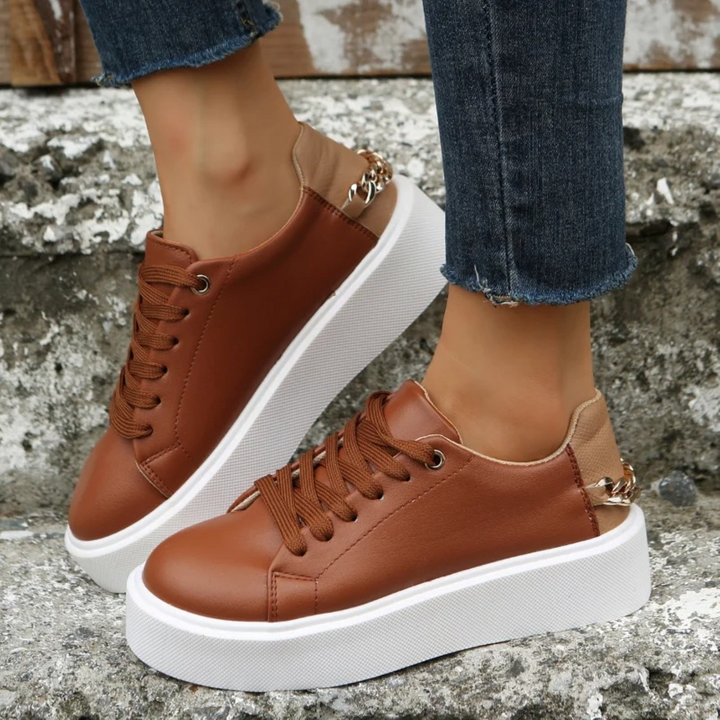 Białe skórzane sneakersy z metalowym łańcuchem - ComfortStep