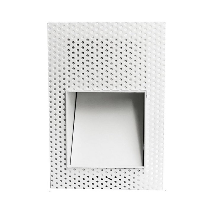 Vooraanzicht van de witte, geperforeerde inbouwlamp met rechthoekige lichtopening, op witte achtergrond 1