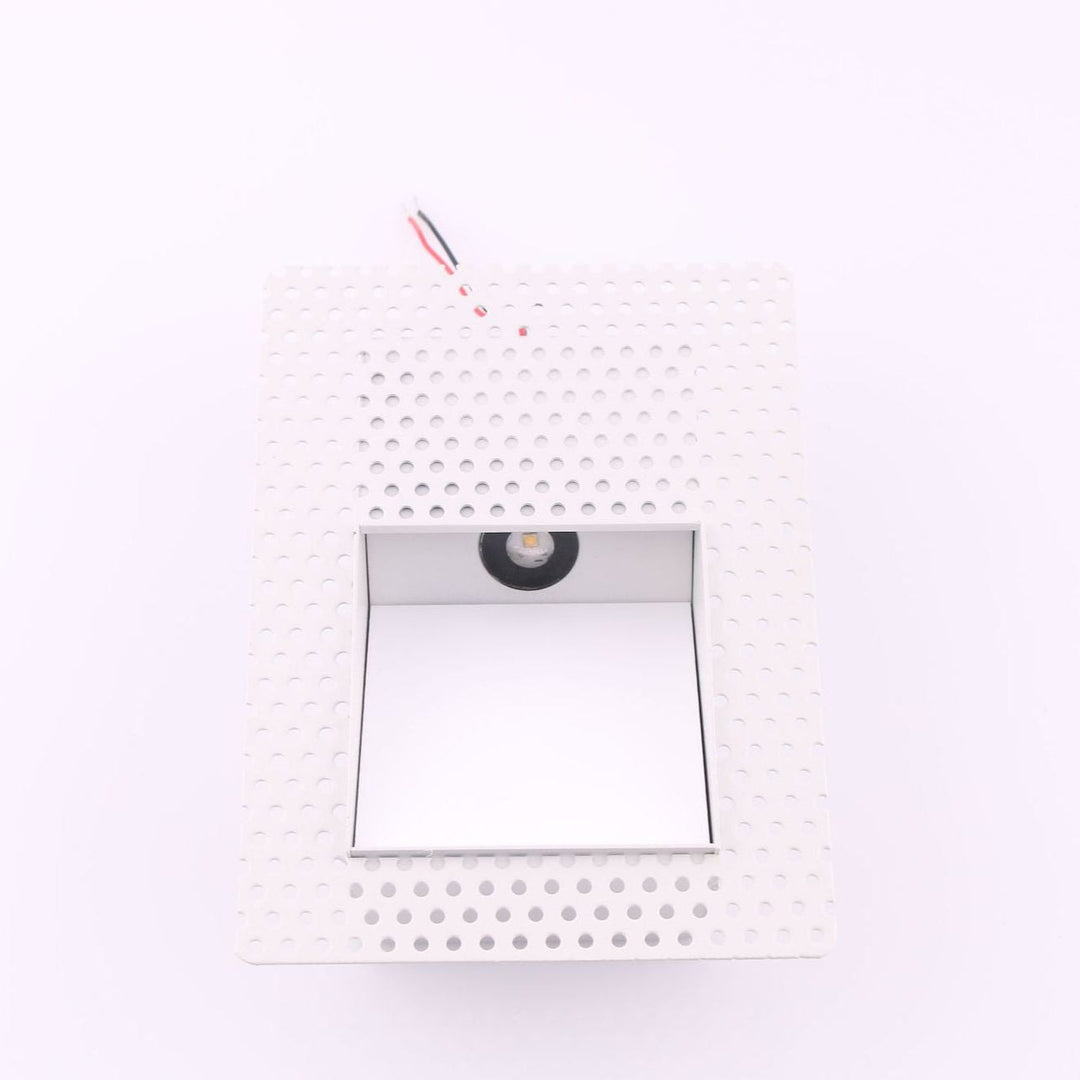 Bovenaanzicht van de witte inbouwlamp met zichtbare led-chip in de lichtopening en draden 12