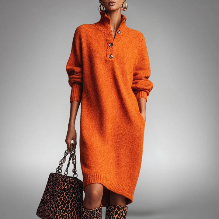 Oranje gebreide sweaterjurk met knoopjes, gedragen door een model met luipaardprint tas en laarzen, voorkant 1