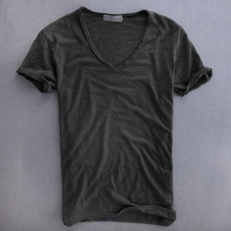 Donkergrijs T-shirt met V-hals en omgeslagen mouwen, plat neergelegd op een grijze ondergrond, met een subtiele getextureerde stof. 4