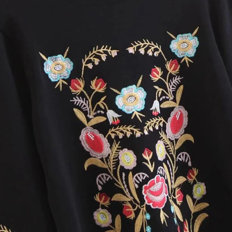 Sweter z haftowanymi kwiatami - Alina