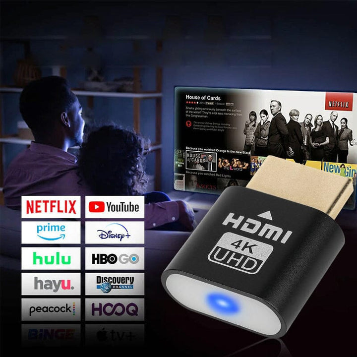 Stel op de bank kijkt naar een streamingserie op tv, met het zwarte HDMI-apparaatje en logo's van streamingdiensten ervoor. 8