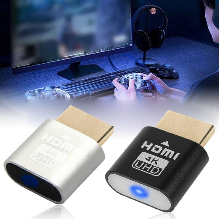 Zilverkleurig en zwart HDMI-apparaatje naast elkaar, met op de achtergrond een gamer met controller, toetsenbord, koptelefoon en monitor. 10