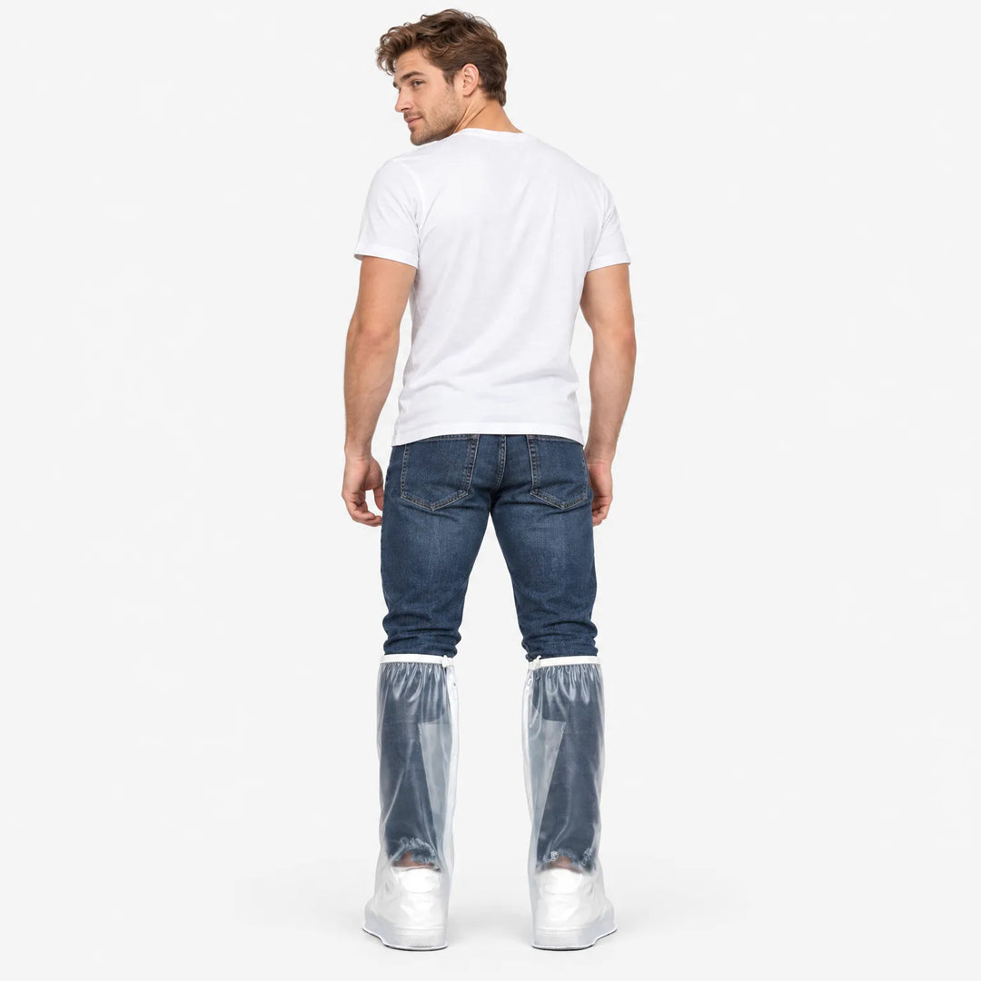Achteraanzicht van een man in wit t-shirt en spijkerbroek met doorzichtige overschoenen om de onderbenen en sneakers. 4