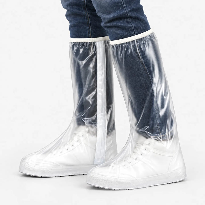 Schuin zijaanzicht van doorzichtige overschoenen met een lichte strook en stevige witte zool, gedragen over sneakers tegen een witte achtergrond. 5