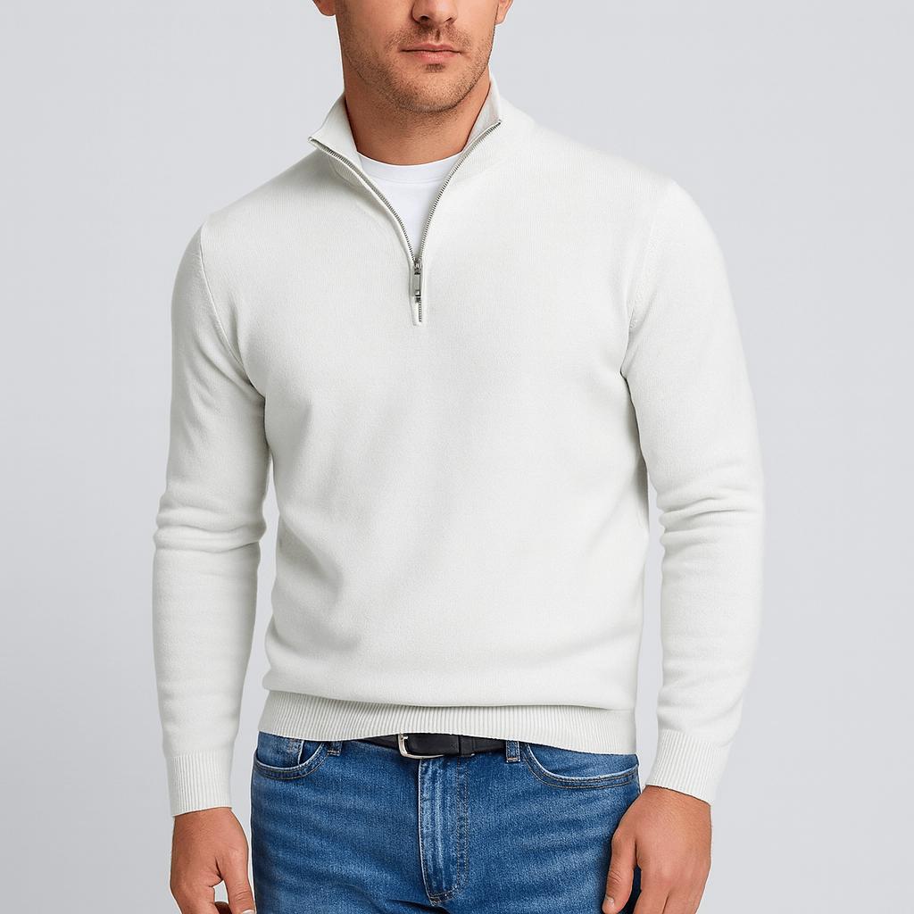 Man draagt een witte trui met halve ritssluiting en opstaande kraag, met spijkerbroek, zwarte riem en wit shirt eronder. 2