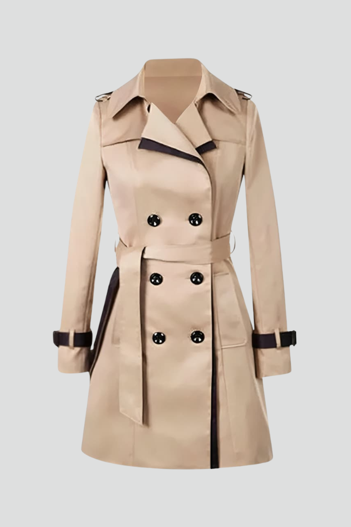 Beige dubbelrijige trenchcoat met donkere bies en ceintuur, los neergelegd op een lichte achtergrond, vooraanzicht zonder model. 1