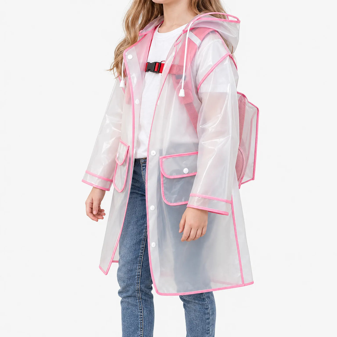 Zijaanzicht van een meisje in doorschijnende regenjas met roze bies, trekkoorden aan de capuchon en een roze rugzak op haar rug. 5