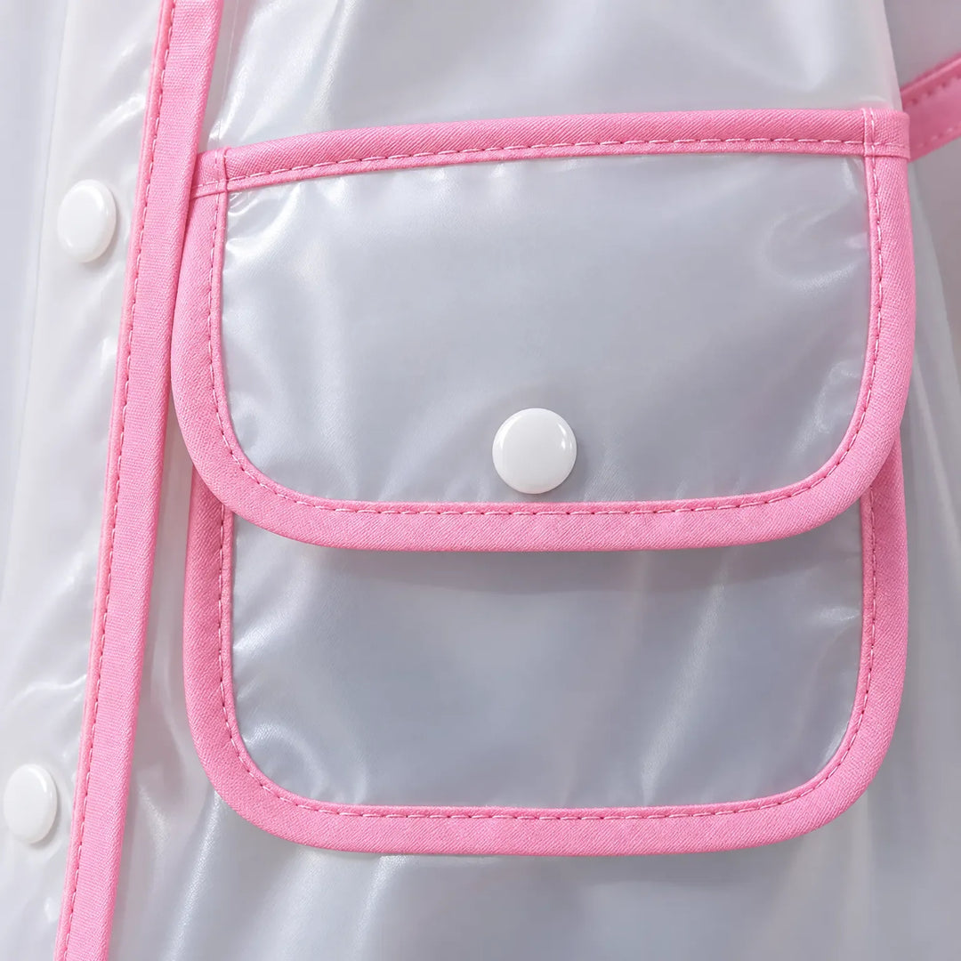Close-up van een klepzak met drukknoop op een doorschijnende regenjas, afgezet met roze stoffen bies en zichtbare stiknaden. 6