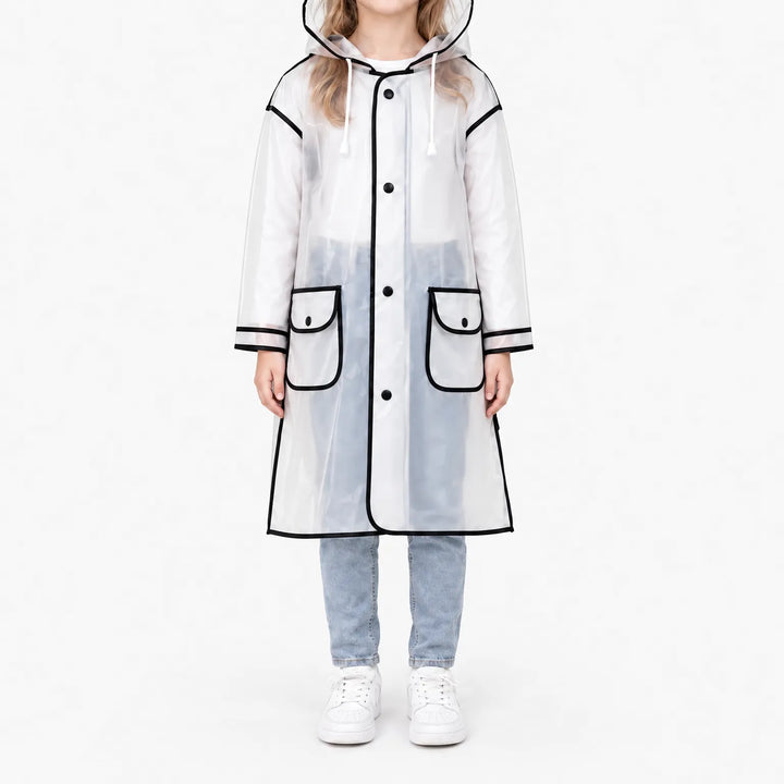 Kind van voren in matte doorschijnende regenjas met zwarte bies, drukknoopsluiting, twee klepzakken en een capuchon met witte trekkoorden. 7