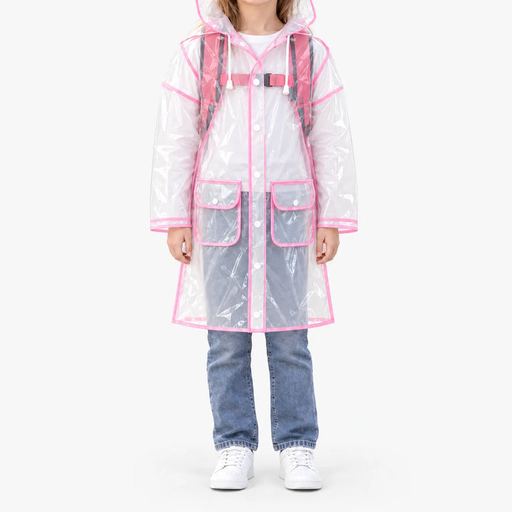 Kind van voren in glanzend doorzichtige regenjas met roze bies en klepzakken, met een roze rugzak met borstband eronder. 8