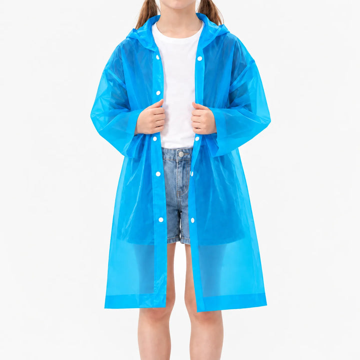 Meisje draagt het blauwe doorschijnende regenjack open over wit shirt en spijkershort, met witte drukknopen. 11