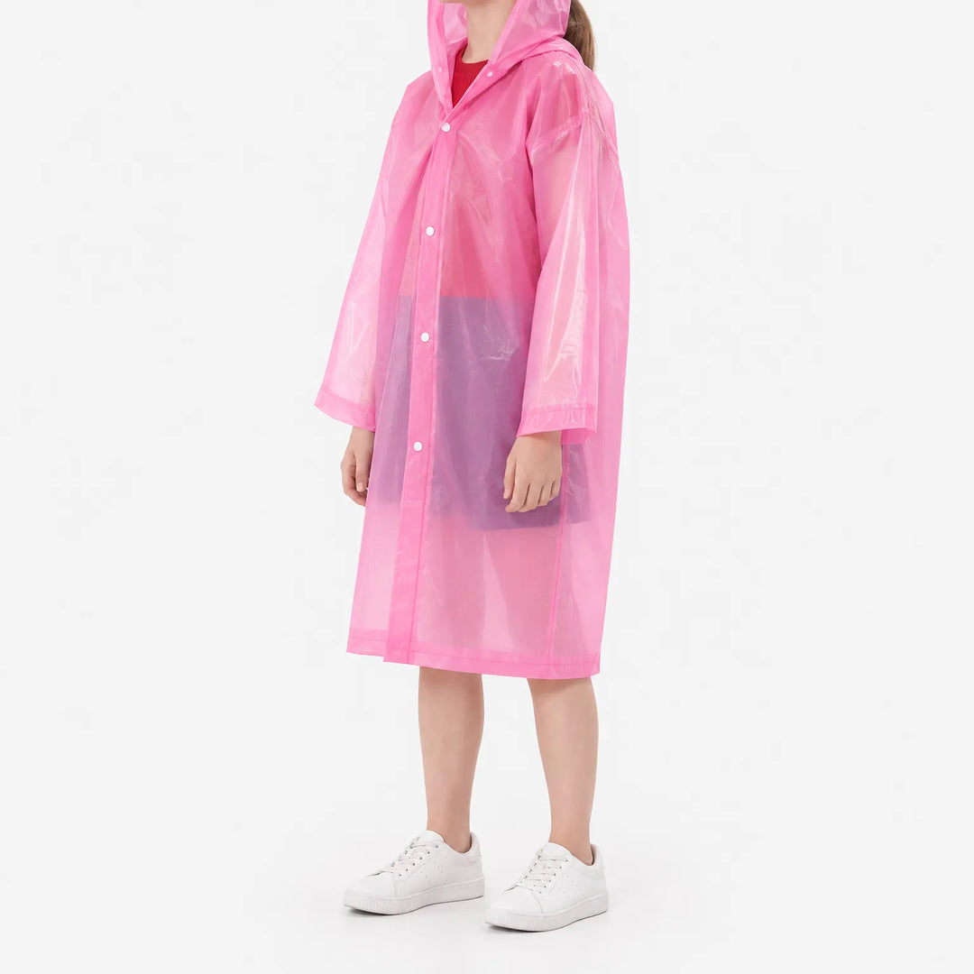 Roze doorschijnend regenjack met capuchon schuin van opzij gezien, gedragen door een kind met witte sneakers. 5